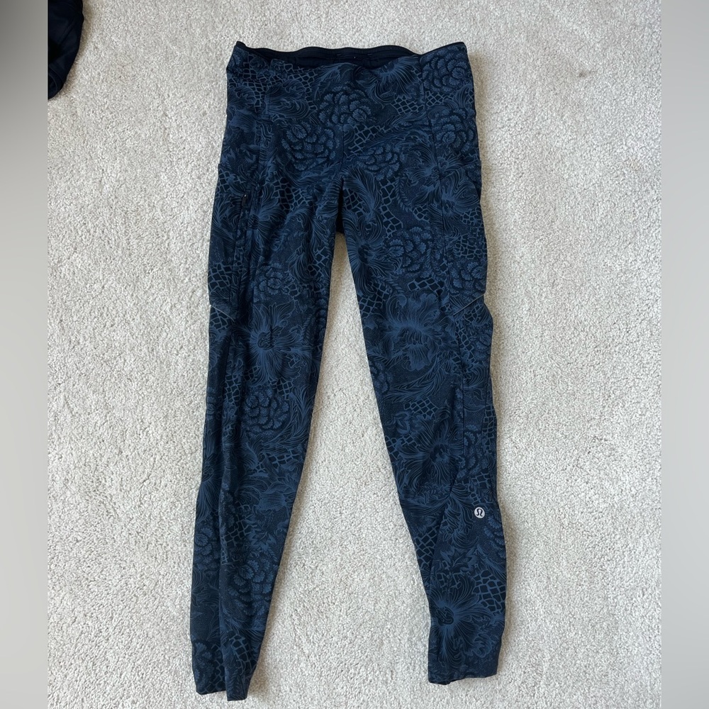 Navy & Black patterned Lululemon leggings size 6
